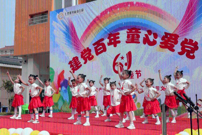 敦煌市为荣获“三等功”优秀士兵送喜报